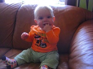 Her shirt says "Daddy is under my spell."